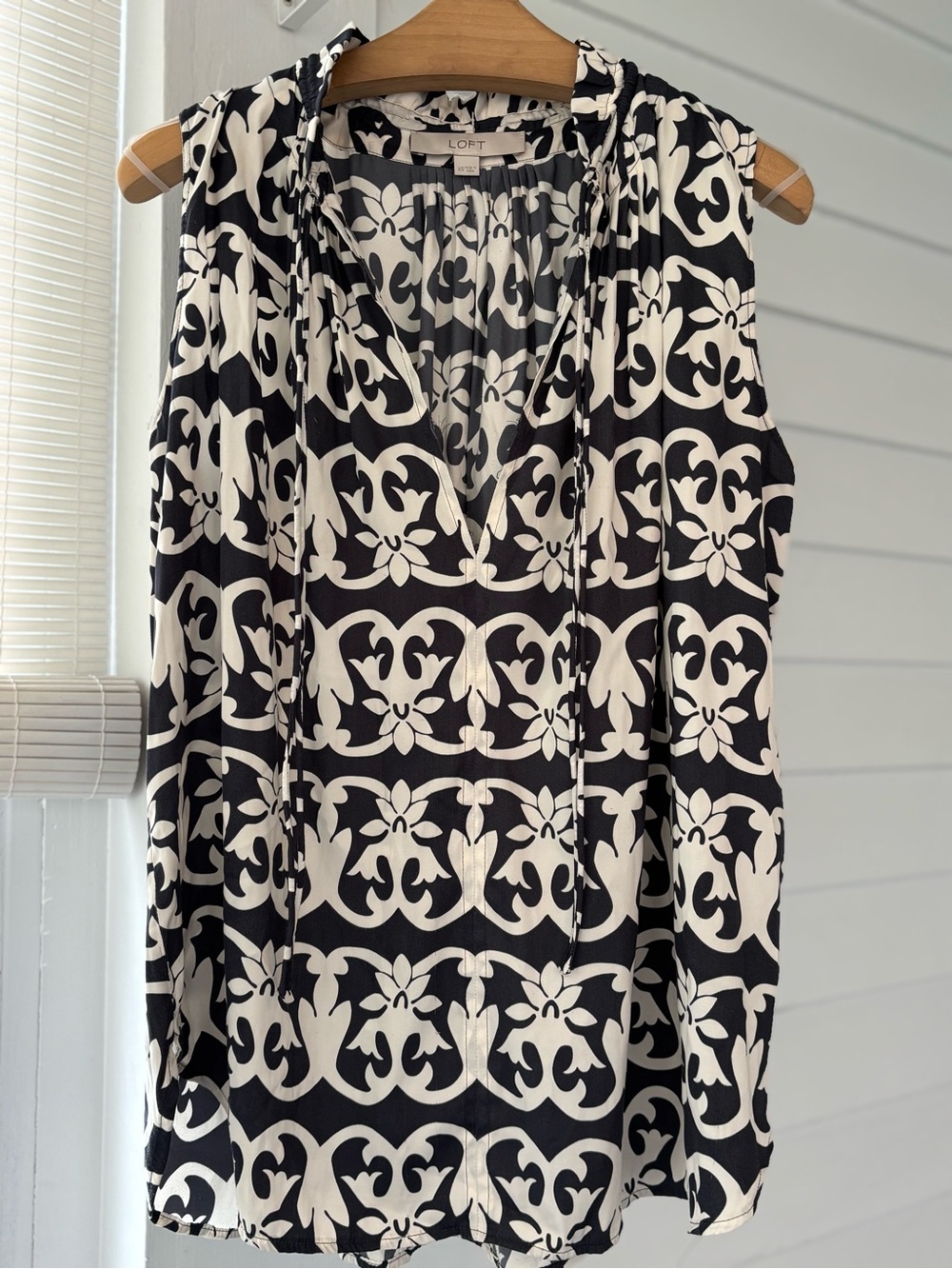 LOFT Black and White Sleeveless V-Neck Printed Blouse